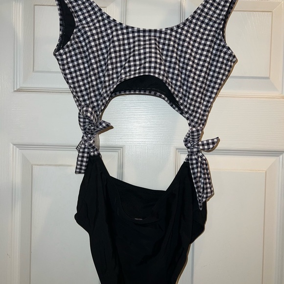 Swimsuit 🖤🤍 - Picture 5 of 6